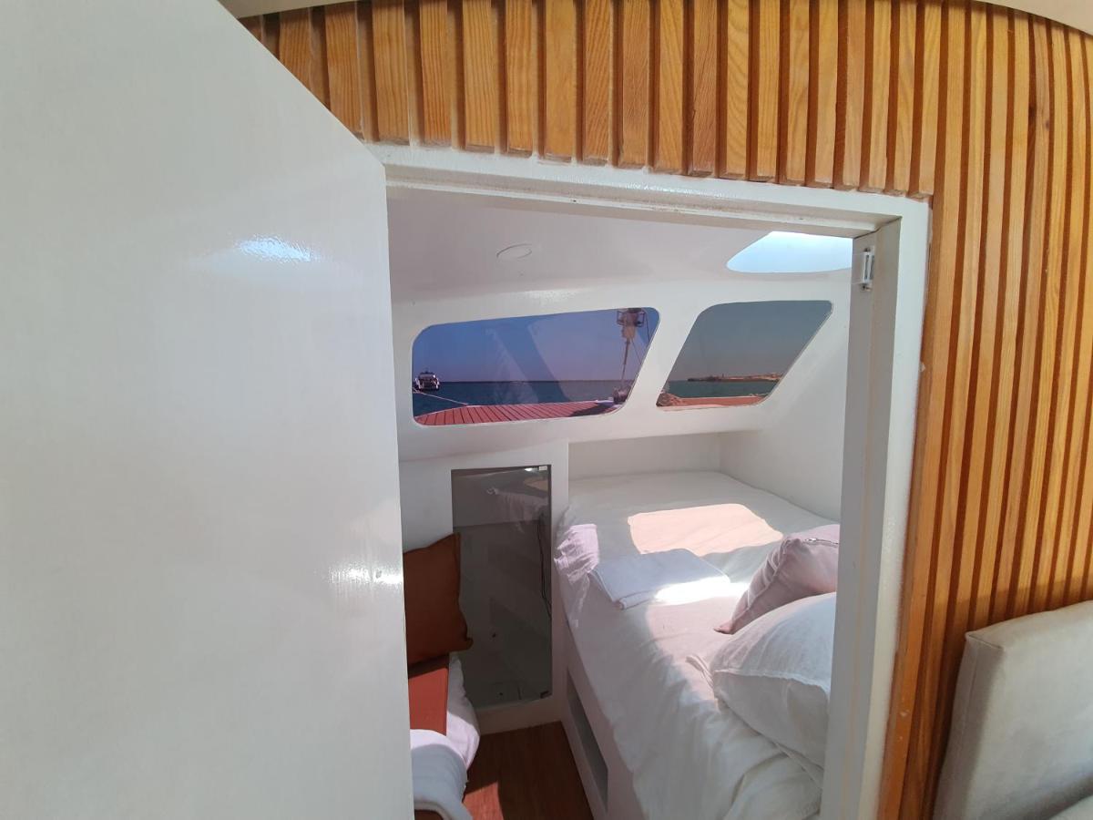 Barco Casa Catamara Sleepandboat Hotel Faro Exterior photo